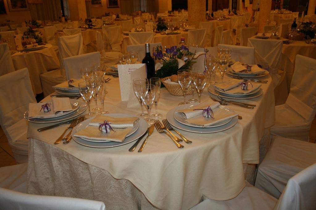 Hotel Villaggio Ristorante Pizzeria Museo Tanit Carbonia Exterior photo